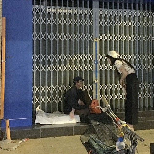 Hoa hậu kỳ duyên đi xe máy phát quà cho người vô gia cư lúc nửa đêm