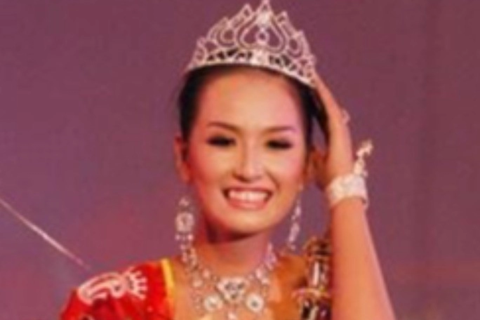 Hoa hậu việt đi thi miss world bị lạc hành lý phải mượn quần áo kiều bào chỉ có bộ áo dài đen đẹp nhất