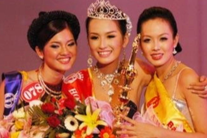 Hoa hậu việt đi thi miss world bị lạc hành lý phải mượn quần áo kiều bào chỉ có bộ áo dài đen đẹp nhất