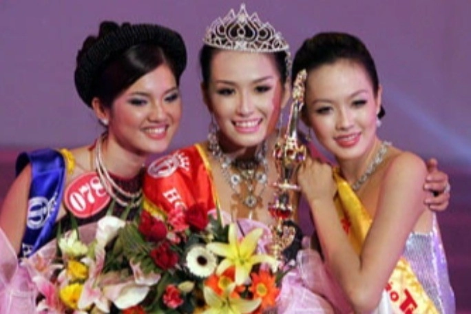 Hoa hậu việt đi thi miss world bị lạc hành lý phải mượn quần áo kiều bào chỉ có bộ áo dài đen đẹp nhất