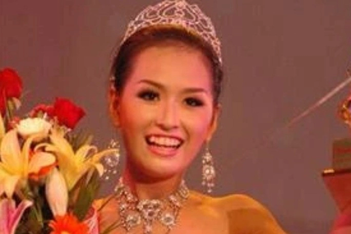 Hoa hậu việt đi thi miss world bị lạc hành lý phải mượn quần áo kiều bào chỉ có bộ áo dài đen đẹp nhất