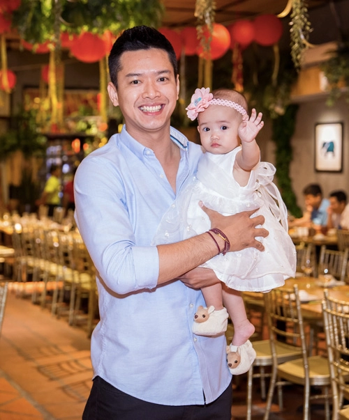 Hoa khôi diệu ngọc hóa thiên nga trắng muốt xinh đẹp bên hồ đức vĩnh