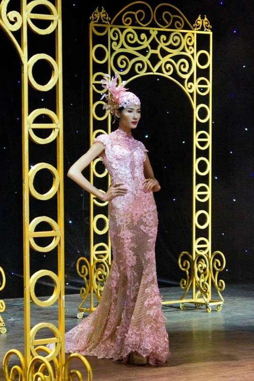 Hoàng thùy xinh đẹp với váy kim sa