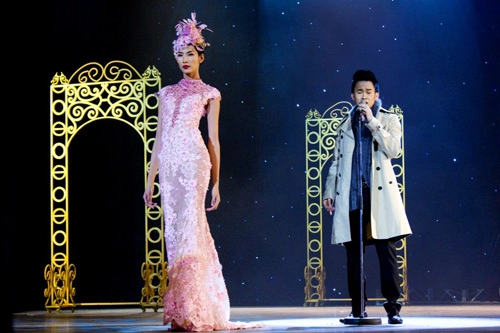 Hoàng thùy xinh đẹp với váy kim sa