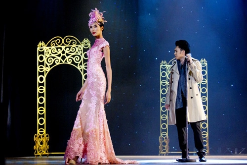 Hoàng thùy xinh đẹp với váy kim sa