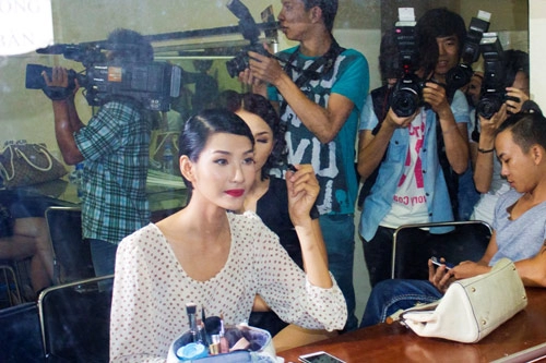 Hoàng thùy xinh đẹp với váy kim sa