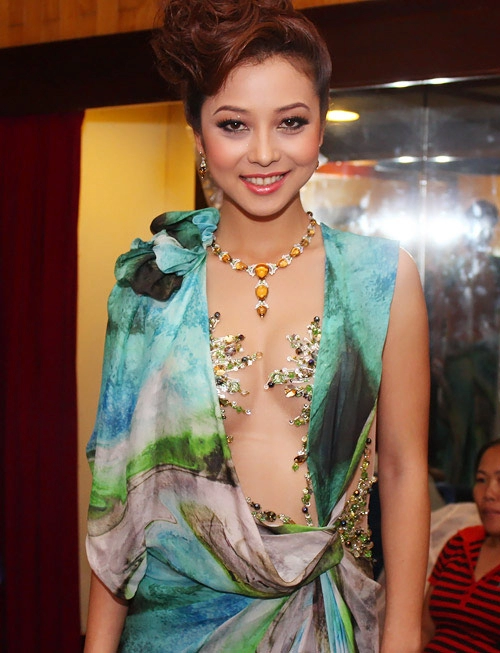 Hoàng yến khoe chân ngọc trinh khoe gì