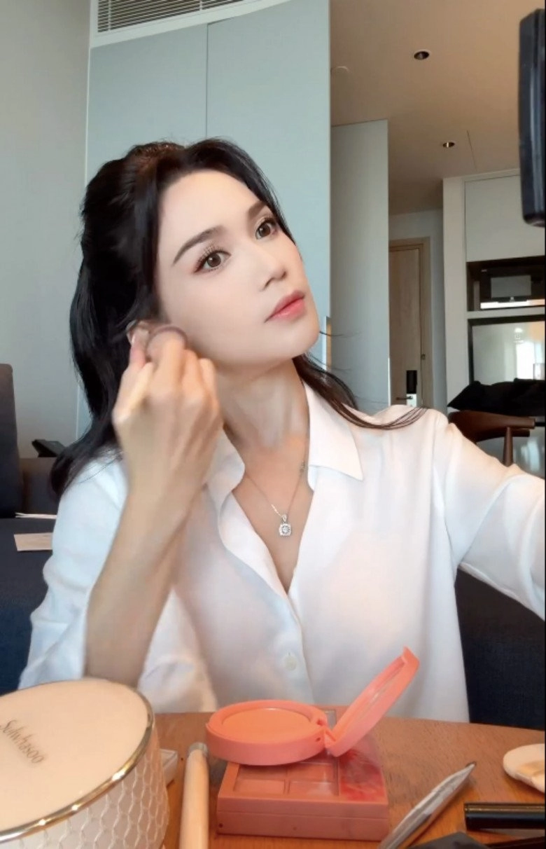 Học thuộc layout make-up đi ăn cưới của u40 độc thân quyến rũ nhất nhì vbiz