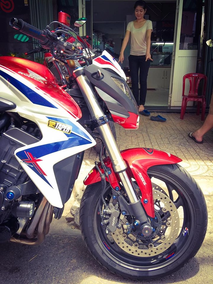 Honda cb1000r nổi bật cùng loạt trang sức hàng hiệu của biker việt