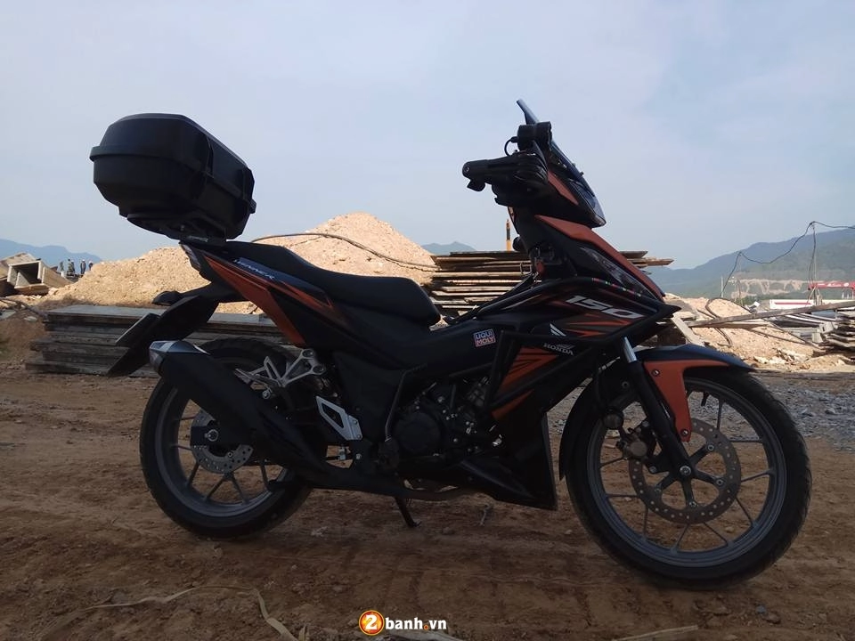 Honda winner 150 phong cách touring của anh thợ xây dựng