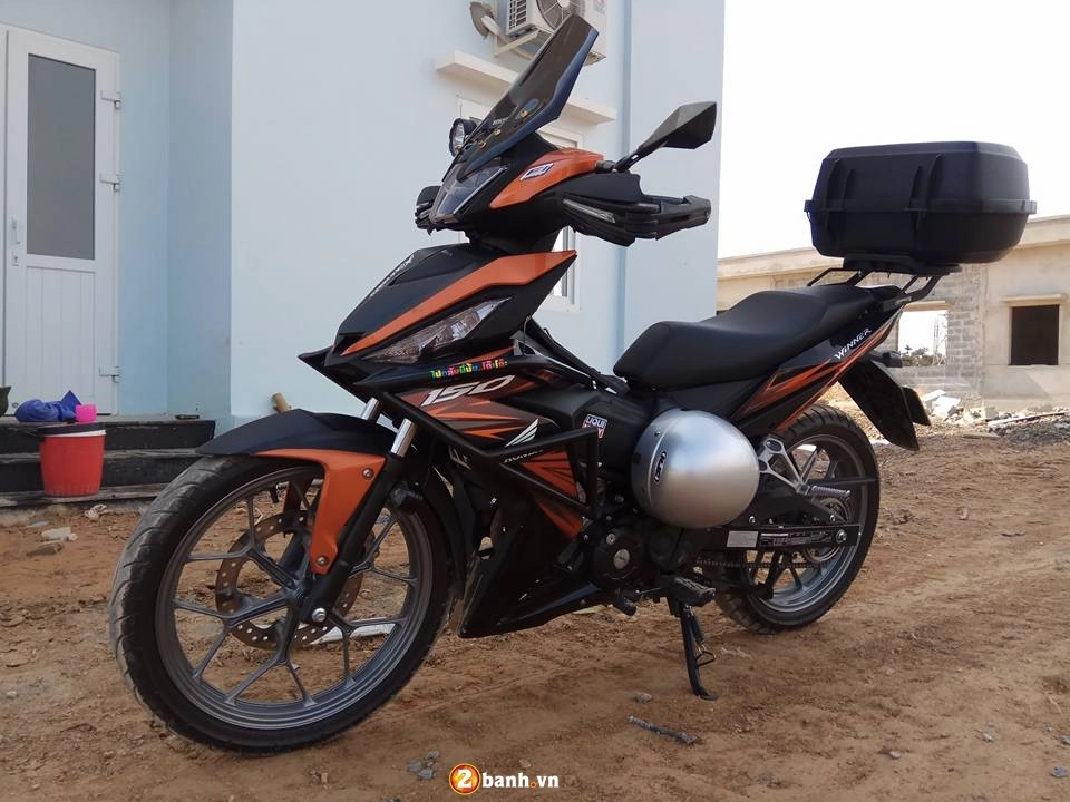 Honda winner 150 phong cách touring của anh thợ xây dựng