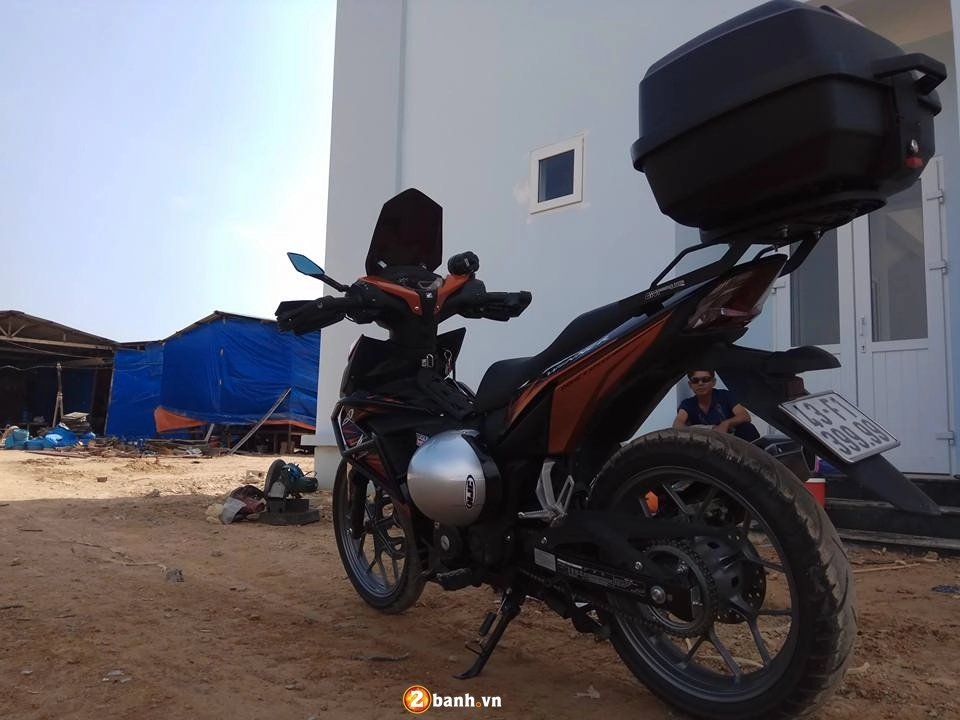 Honda winner 150 phong cách touring của anh thợ xây dựng