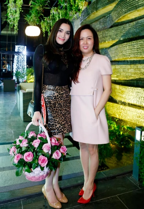Hồng quế e ấp ngực đầy tuổi 19