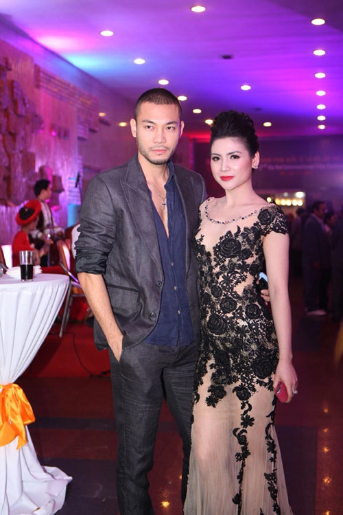 Hồng quế gây sốc khi lộ 90 cơ thể