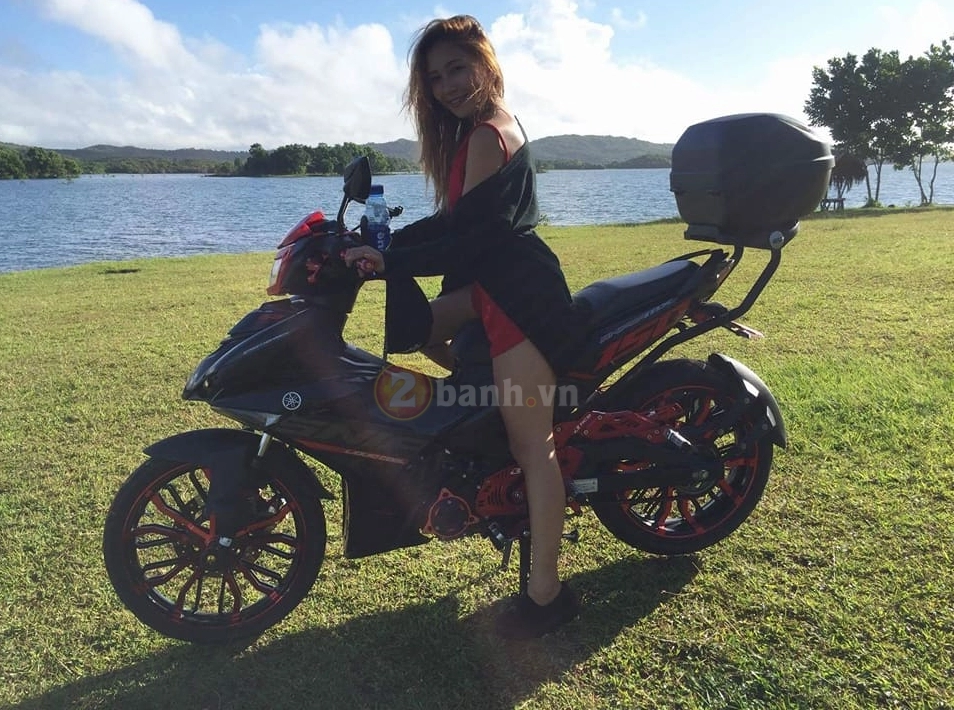 Hot girl so dáng cùng exciter 150 độ của biker nước bạn