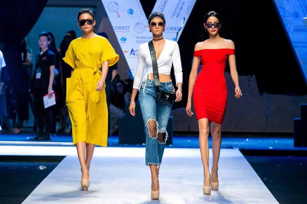 Hot hhen hoàng thùy mâu thủy cùng tái xuất trên sàn catwalk vifw 2018