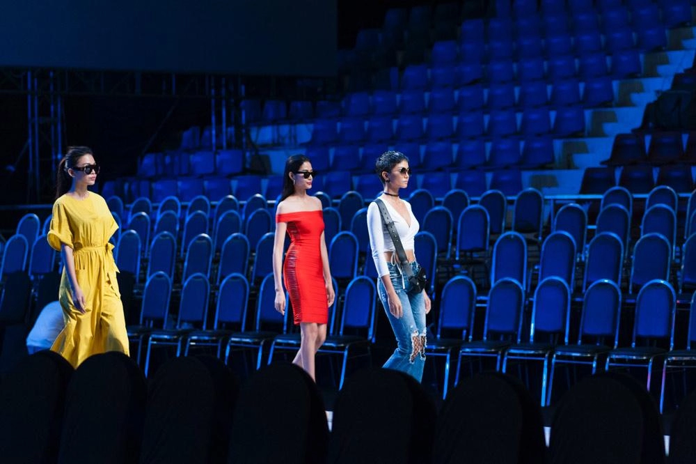 Hot hhen hoàng thùy mâu thủy cùng tái xuất trên sàn catwalk vifw 2018