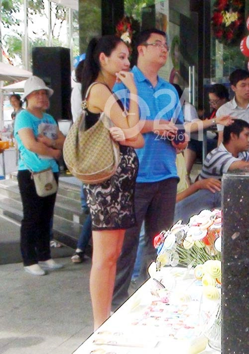 Hương giang tình tứ với chồng ngoại quốc