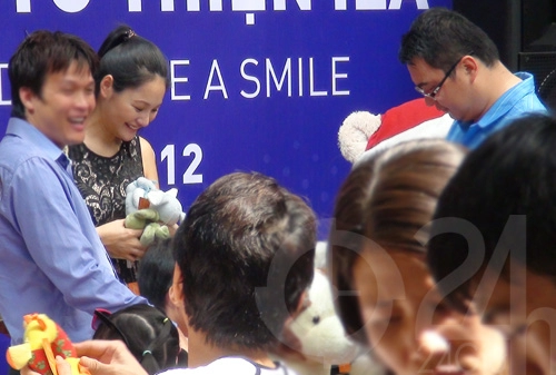 Hương giang tình tứ với chồng ngoại quốc