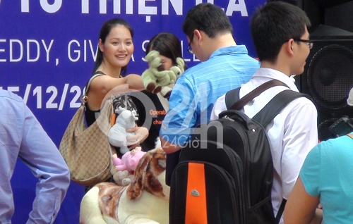 Hương giang tình tứ với chồng ngoại quốc