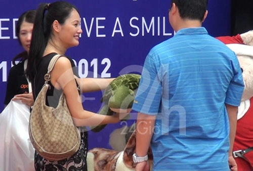 Hương giang tình tứ với chồng ngoại quốc