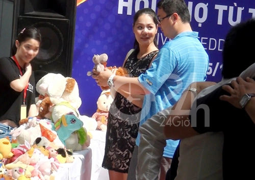 Hương giang tình tứ với chồng ngoại quốc