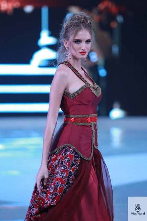 Hương thảo bất ngờ lọt top miss world