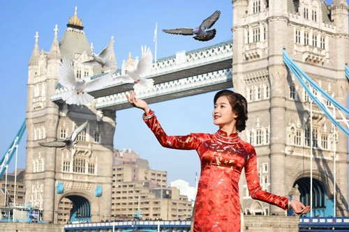 Huyền my hóa thiếu nữ xưa trên phố london