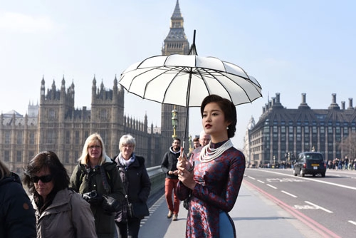 Huyền my hóa thiếu nữ xưa trên phố london