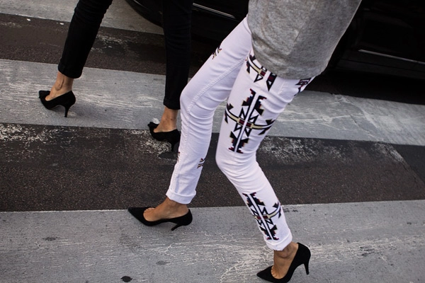 Jeans họa tiết cho đôi chân sinh động