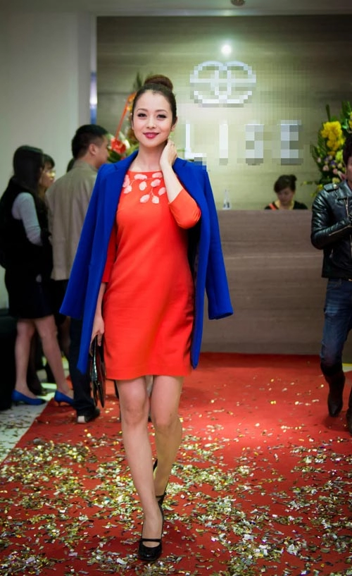 Jennifer phạm xinh đẹp với thời trang công sở