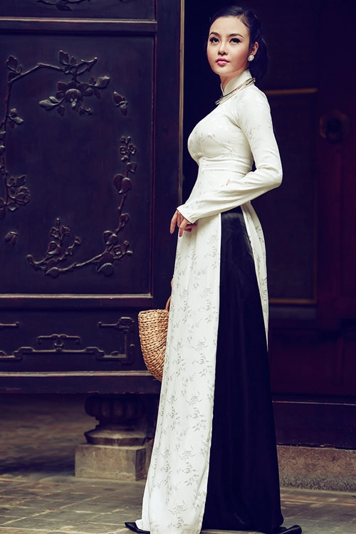 Julia hồ lấy lại hình ảnh bằng áo dài