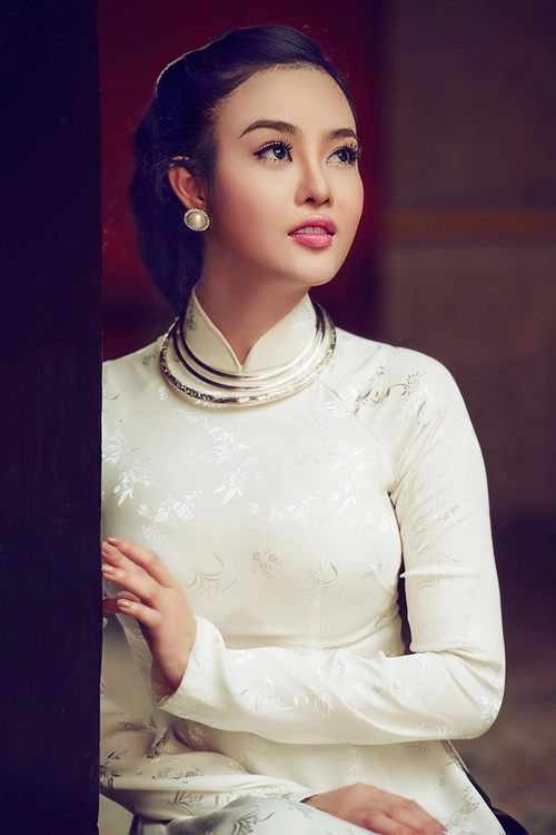 Julia hồ lấy lại hình ảnh bằng áo dài