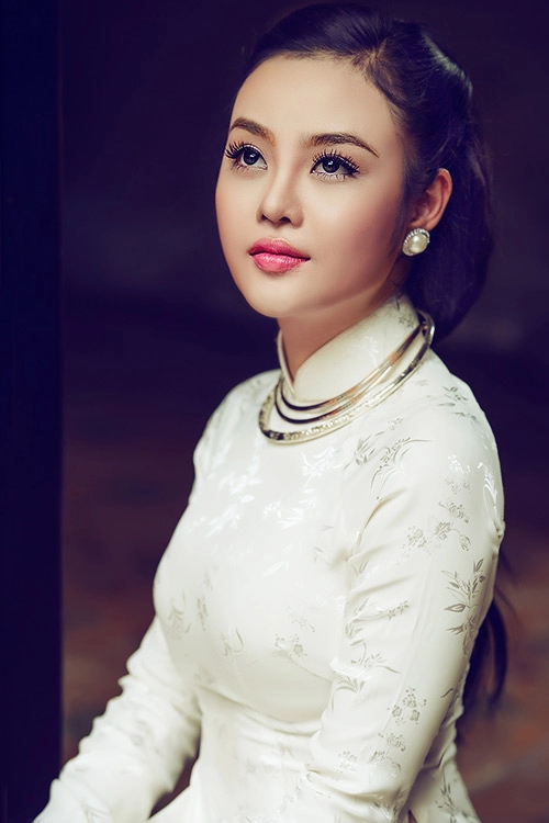 Julia hồ lấy lại hình ảnh bằng áo dài