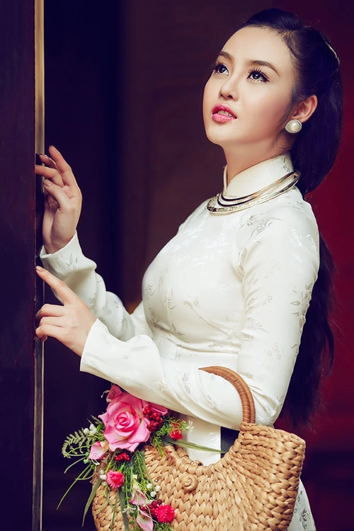 Julia hồ lấy lại hình ảnh bằng áo dài