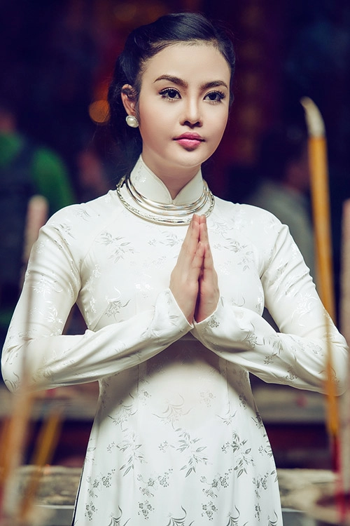 Julia hồ lấy lại hình ảnh bằng áo dài