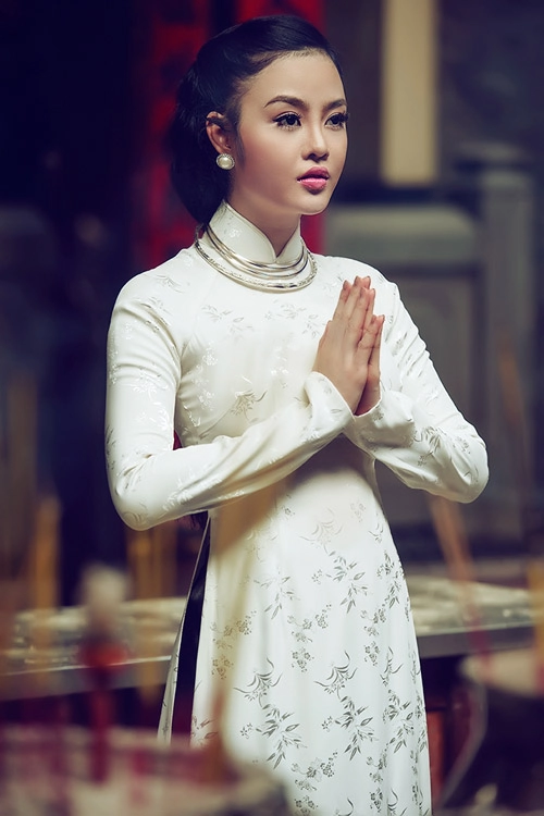 Julia hồ lấy lại hình ảnh bằng áo dài