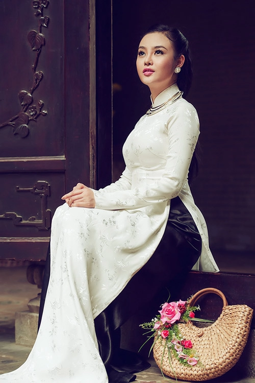 Julia hồ lấy lại hình ảnh bằng áo dài