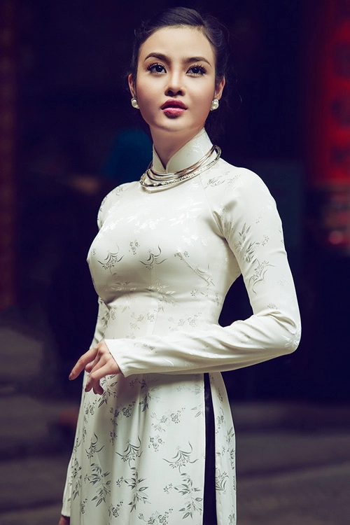Julia hồ lấy lại hình ảnh bằng áo dài