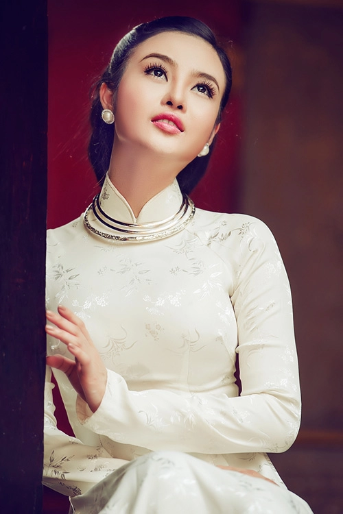 Julia hồ lấy lại hình ảnh bằng áo dài