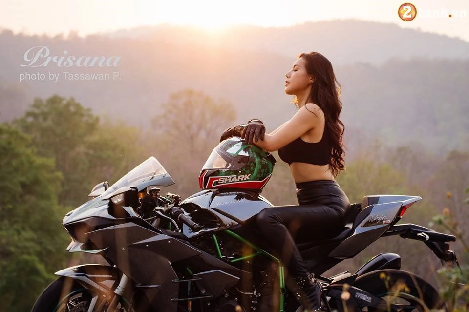 Kawasaki ninja h2 hầm hố đọ dáng cùng nữ biker xinh đẹp