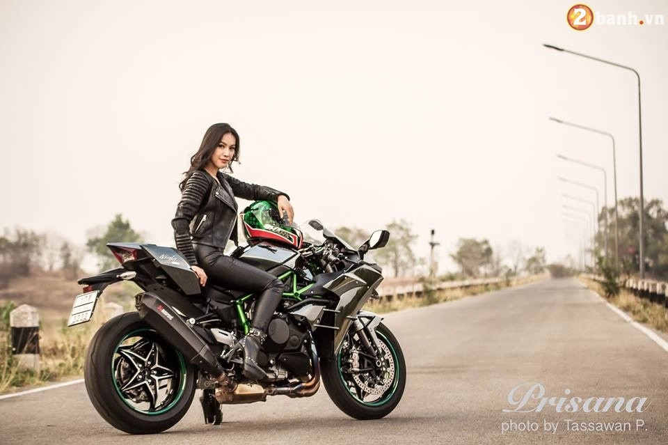 Kawasaki ninja h2 hầm hố đọ dáng cùng nữ biker xinh đẹp