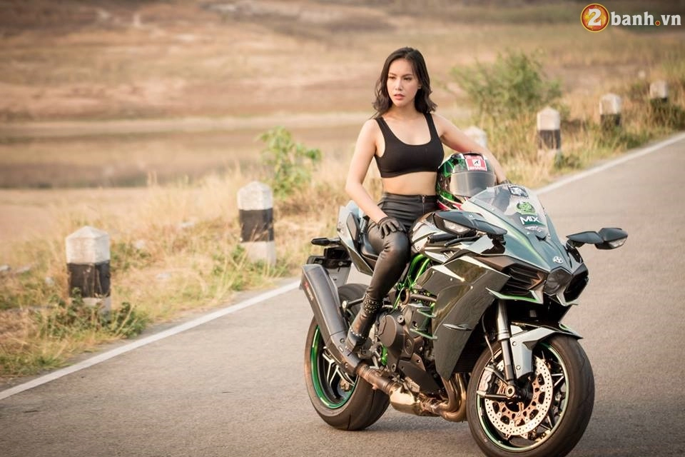 Kawasaki ninja h2 hầm hố đọ dáng cùng nữ biker xinh đẹp