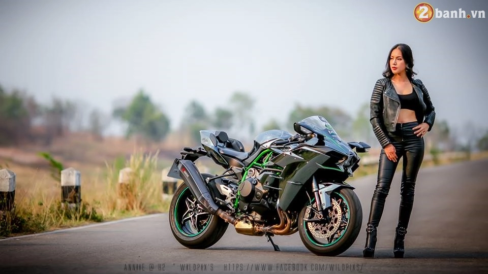 Kawasaki ninja h2 hầm hố đọ dáng cùng nữ biker xinh đẹp