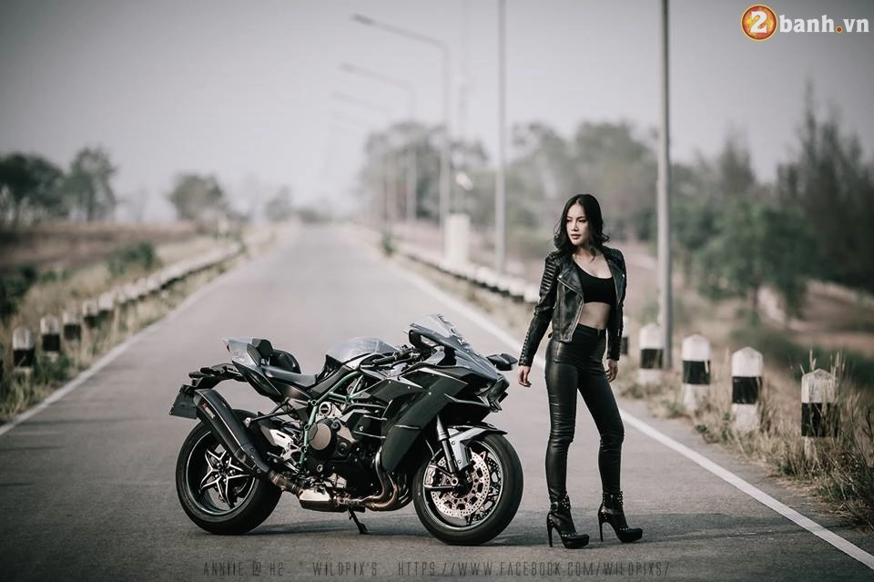 Kawasaki ninja h2 hầm hố đọ dáng cùng nữ biker xinh đẹp