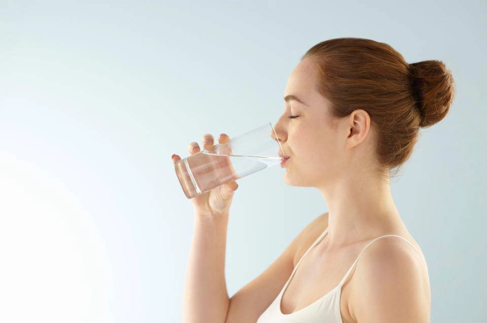 Khoa học chứng minh uống nước lọc đều đặn mỗi ngày cả năm không lo mỡ thừa tăng cân