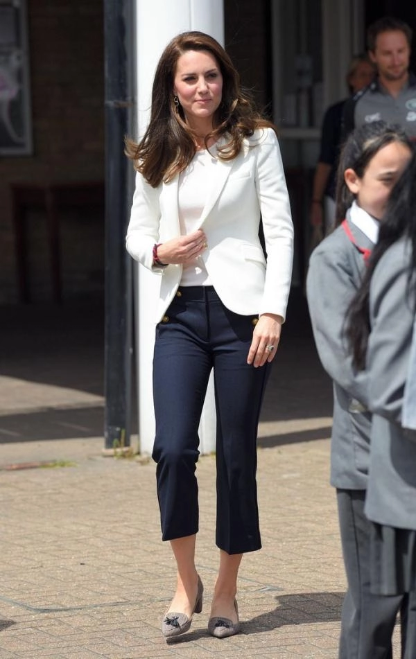 Không cần đồ tiền tỉ nhưng vẫn xứng danh biểu tượng thời trang như công nương kate middleton