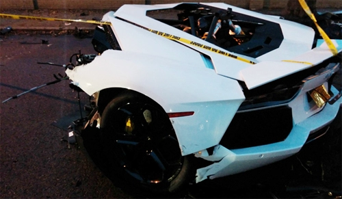  lamborghini aventador gãy đôi sau va chạm 