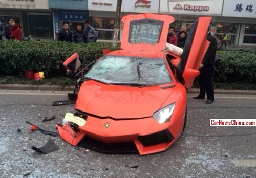  lamborghini aventador húc xe buýt tại trung quốc 