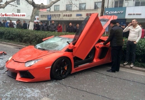  lamborghini aventador húc xe buýt tại trung quốc 